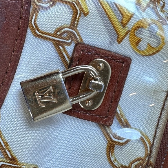 Auth Louis Vuitton Monogram Charms
Patent Leather Card/Coin Holder - Picture 6 of 11